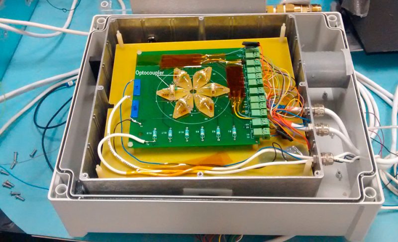 Placa de pruebas de radiación con seis optoacopladores de alta tensión